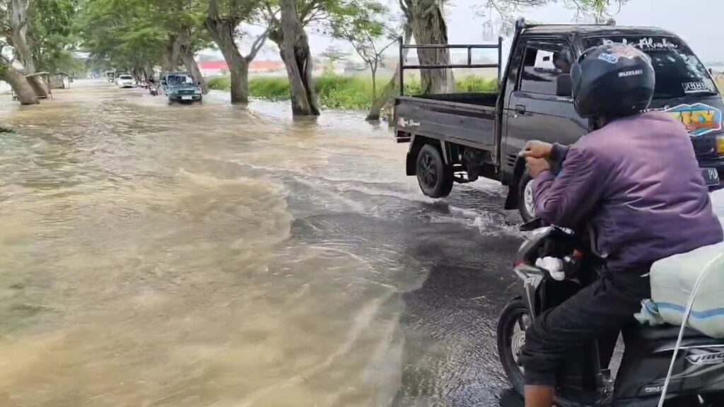 Sungai Meluap Rendam Sawah, Sekolah Hingga Jalan Penghubung Kabupaten Terendam Banjir