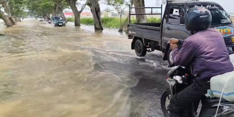 Sungai Meluap Rendam Sawah, Sekolah Hingga Jalan Penghubung Kabupaten Terendam Banjir