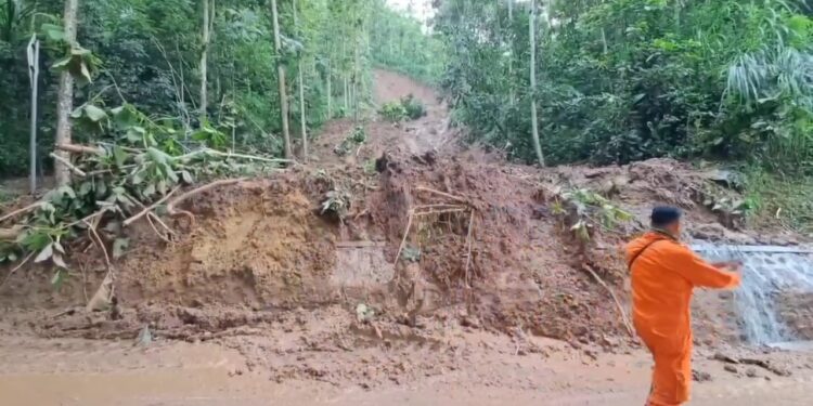 Tebing Setinggi 30 Meter Longsor, Material Longsor Tutup Jalan Nasional Cikijing Majalengka – Kuningan