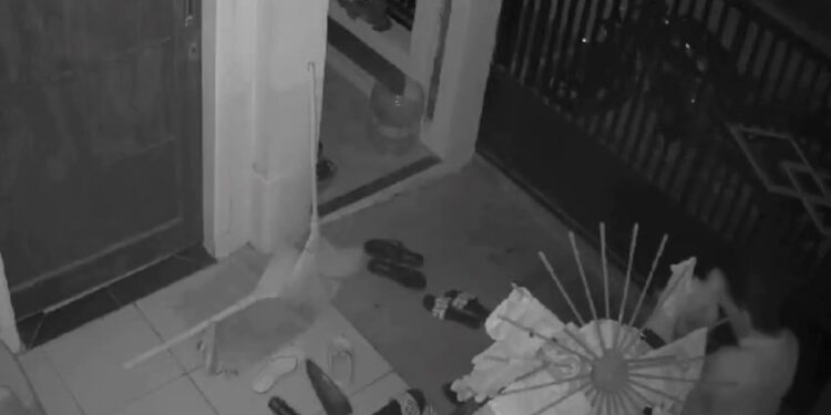 Terekam CCTV, Pelaku Pencurian Dalaman Wanita Dihakimi Warga