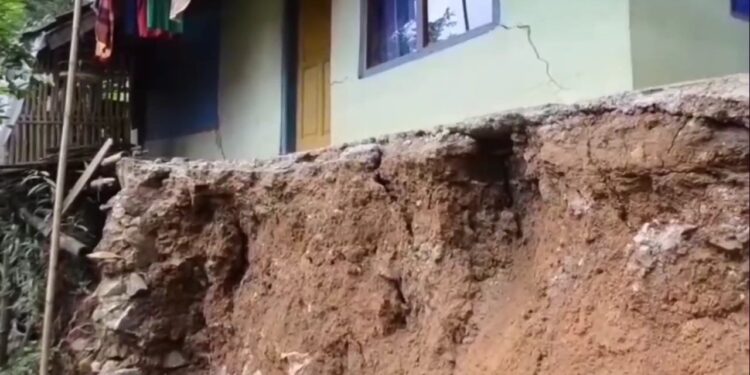 Sejumlah Terancam Tergerus Longsor, Satu Rumah Diantaranya Terbawa Longsor