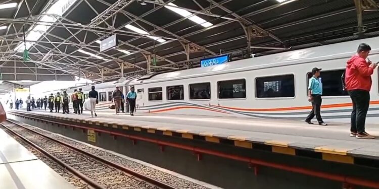 KAI Daop 3 Cirebon Alami Dampak Banjir Rendam Rel Di Wilayah Jawa Tengah Sejumlah Perjalanan Kereta Alami Keterlambatan