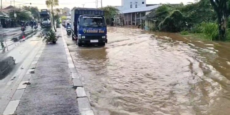 Pantura Terendam Banjir, Lalu Lintas Di Pantura Cirebon Tersendat