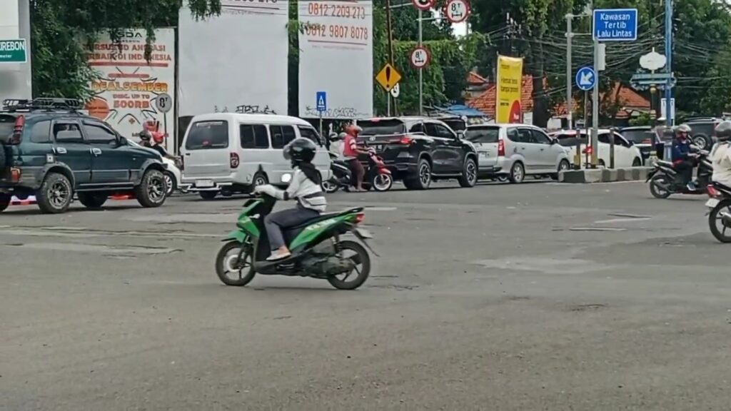 Jalan Pusat Kota Cirebon Macet, Pengalihan Dilakukan Kepolisian Dari Arah Tuparev Ke Wahidin