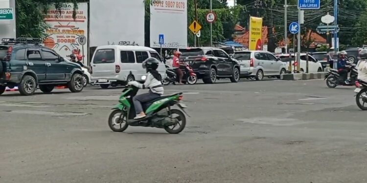 Jalan Pusat Kota Cirebon Macet, Pengalihan Dilakukan Kepolisian Dari Arah Tuparev Ke Wahidin