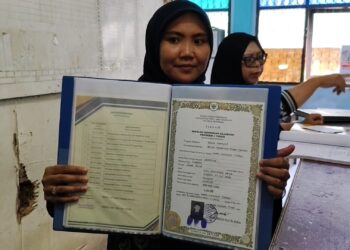 Siswa Senang Bisa Dapatkan Ijazah Asli Dari Sekolah