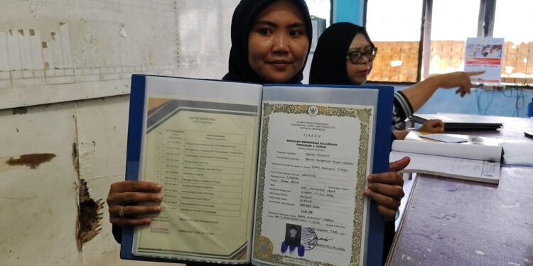 Siswa Senang Bisa Dapatkan Ijazah Asli Dari Sekolah