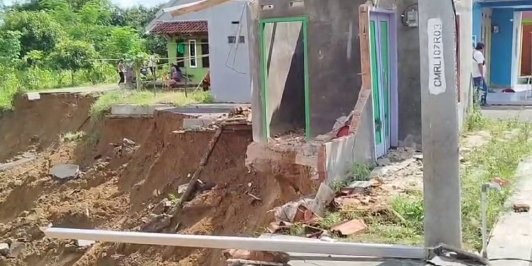 Update Tiga Rumah Ambruk, Puluhan Terdampak Hingga Warga Mengungsi