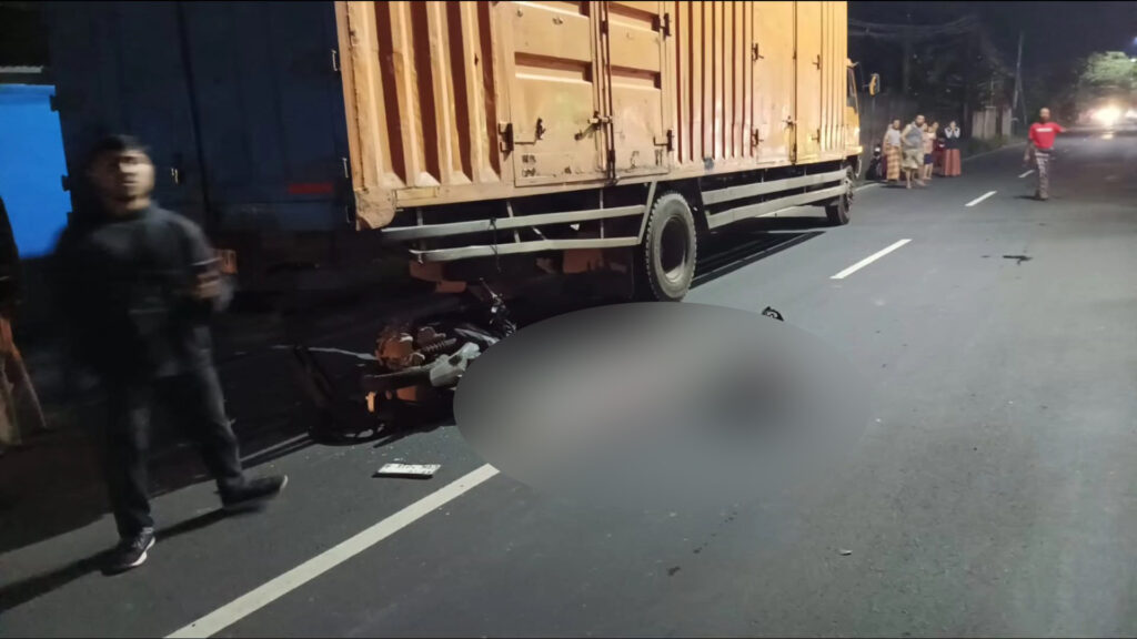 Kecelakaan terjadi di jalur pantura sebabkan 1 orang meninggal dunia (Foto : Darfan)