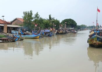 Cuaca Buruk Angin Kencang Dan Gelombang Tinggi, Para Nelayan Tak Melaut, Tempat Pelelangan Ikan Tak Ada Aktifitas