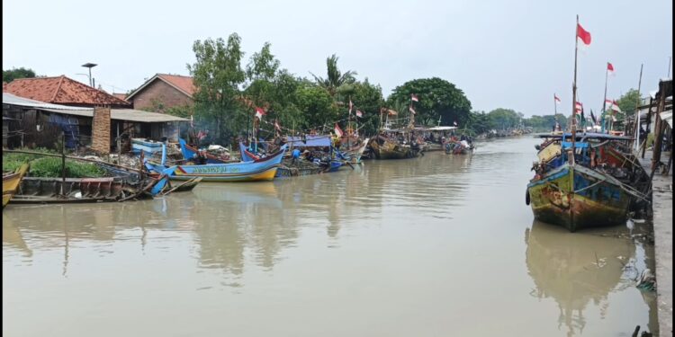 Cuaca Buruk Angin Kencang Dan Gelombang Tinggi, Para Nelayan Tak Melaut, Tempat Pelelangan Ikan Tak Ada Aktifitas