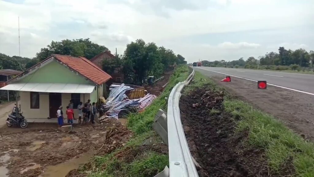 Kecelakaan Tunggal, Sebuah Truk Terjun Dari Jalan Tol Menimpa Halaman Rumah Warga