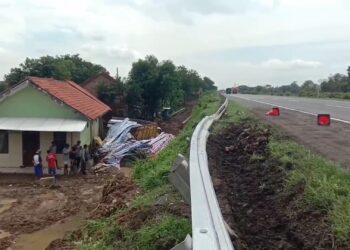 Kecelakaan Tunggal, Sebuah Truk Terjun Dari Jalan Tol Menimpa Halaman Rumah Warga