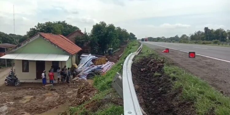 Kecelakaan Tunggal, Sebuah Truk Terjun Dari Jalan Tol Menimpa Halaman Rumah Warga