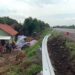 Kecelakaan Tunggal, Sebuah Truk Terjun Dari Jalan Tol Menimpa Halaman Rumah Warga