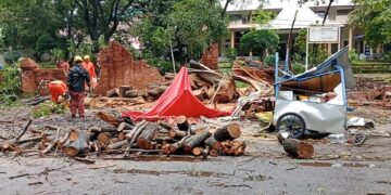 Angin Kencang Robohkan Pohon Setinggi Dua Puluh Meter Di Kesambi Cirebon, Pasutri Pedagang Rawon Jadi Korban