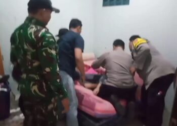 Detik-Detik Petugas Gabungan Dari Polisi Dan TNI Gagalkan Percobaan Bunuh Diri Seorang ART Di Cirebon