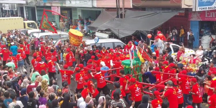 Junjung Toleransi, Kemeriahan Cap Go Meh, Diikuiti Juga Pawai Keraton Budaya Cirebon. Ribuan Warga Tumpah Ruah Sepanjang Pawai