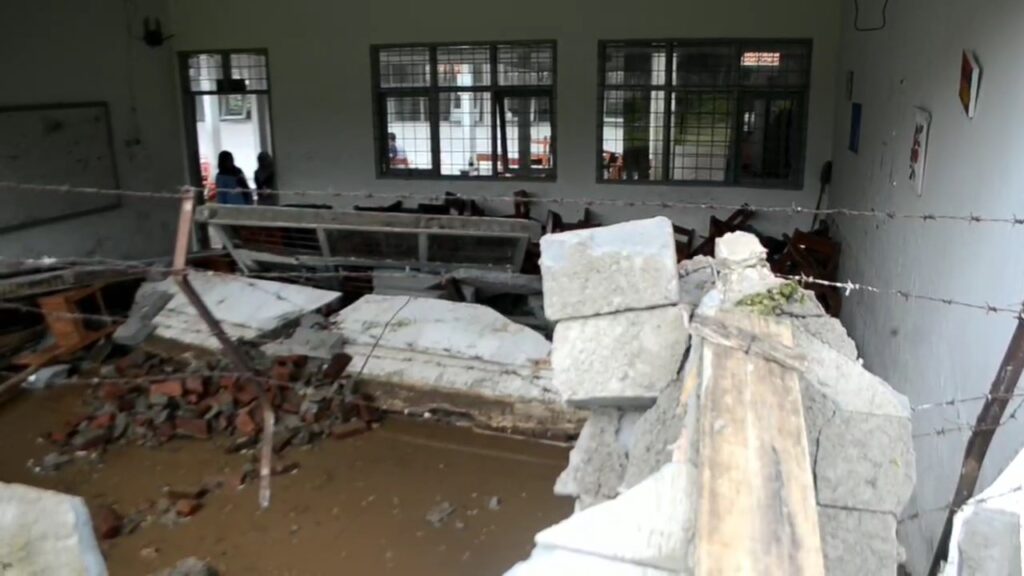 Dinding Tiga Ruang Kelas Sekolah MAN 2 Majalengka Jebol Akibat Terjang Aliran Air Dari Pinggir Jalan Yang Deras