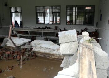 Dinding Tiga Ruang Kelas Sekolah MAN 2 Majalengka Jebol Akibat Terjang Aliran Air Dari Pinggir Jalan Yang Deras