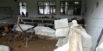 Dinding Tiga Ruang Kelas Sekolah MAN 2 Majalengka Jebol Akibat Terjang Aliran Air Dari Pinggir Jalan Yang Deras