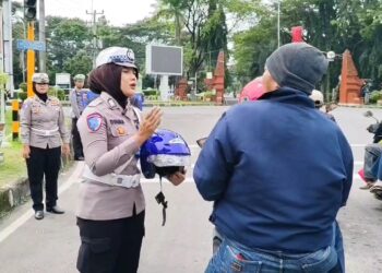 Gelar Operasi Lodaya, Satlantas Bagikan Helm Ke Pengendara Motor Yang Tertib Lalu Lintas