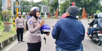 Gelar Operasi Lodaya, Satlantas Bagikan Helm Ke Pengendara Motor Yang Tertib Lalu Lintas