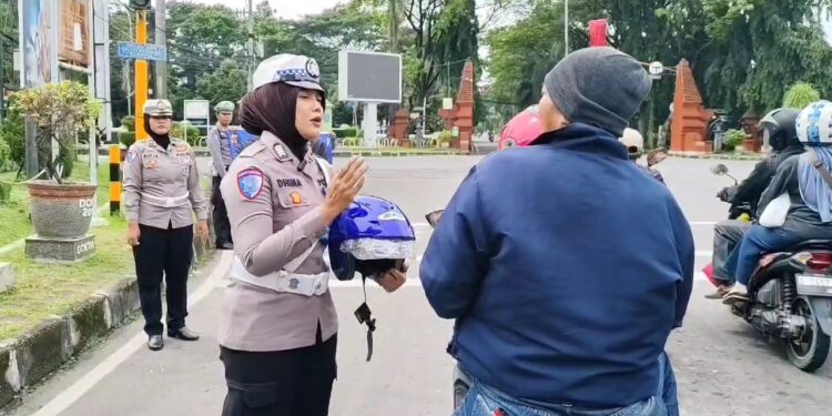Gelar Operasi Lodaya, Satlantas Bagikan Helm Ke Pengendara Motor Yang Tertib Lalu Lintas