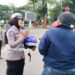 Gelar Operasi Lodaya, Satlantas Bagikan Helm Ke Pengendara Motor Yang Tertib Lalu Lintas