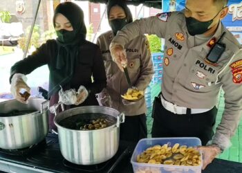Buka Dapur Takjil, Polresta Cirebon Patroli Sambil Berbagi Takjil Ke Masyarakat