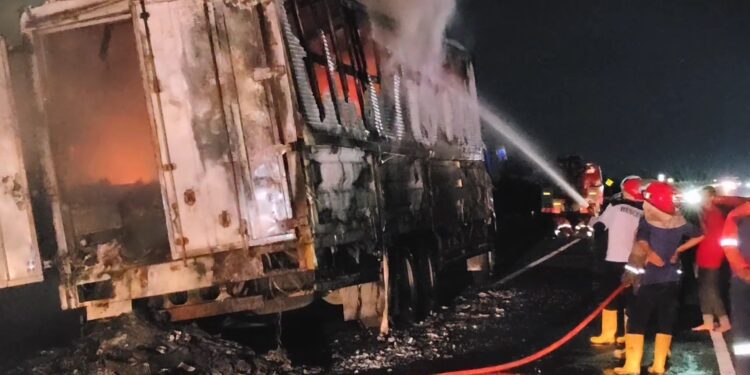 Truk Tronton Terbakar Hebat Di Tol Kanci-Pejagan, Beruntung Tak Ada Korban Jiwa