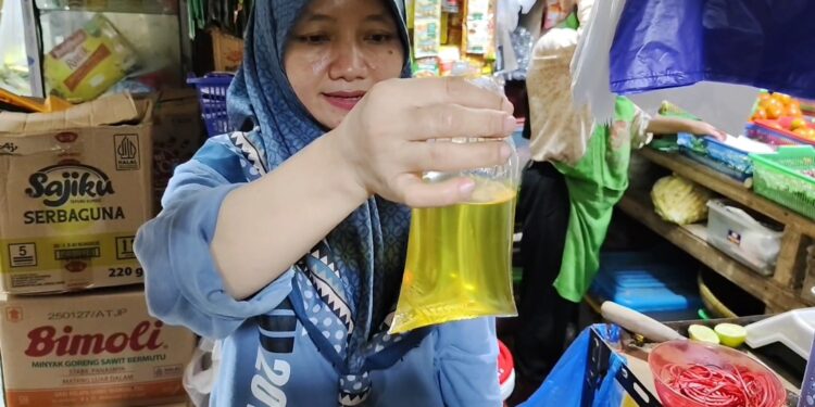 Gegara Isu Takaran ‘Disunat’, Pedagang Pasar Kanoman Cirebon Kini Enggan Jual Minyakita