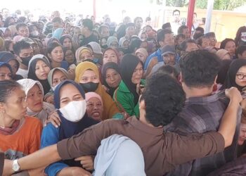 Berdesakan Demi Sembako Murah, Lansia Terhimpit Anak Menangis Hingga Ibu-Ibu Pingsan