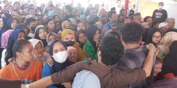 Berdesakan Demi Sembako Murah, Lansia Terhimpit Anak Menangis Hingga Ibu-Ibu Pingsan