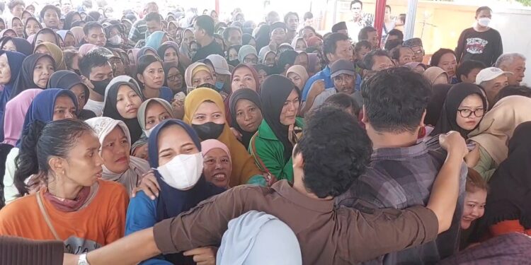 Berdesakan Demi Sembako Murah, Lansia Terhimpit Anak Menangis Hingga Ibu-Ibu Pingsan