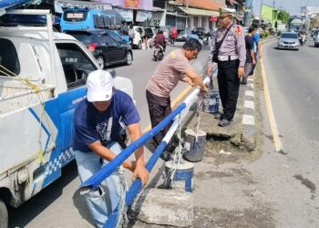 77 U-Turn Sepanjang Pantura Cirebon Ditutup Petugas Polresta Cirebon Selama Arus Mudik & Balik Lebaran