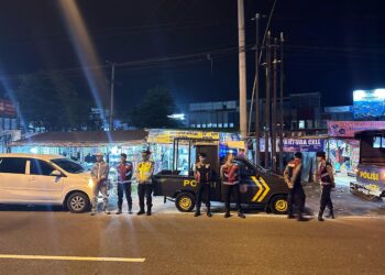 Cegah kriminalisasi, Petugas Kepolisian Resor Kota (Polresta) Cirebon menggelar patroli sahur bersama warga