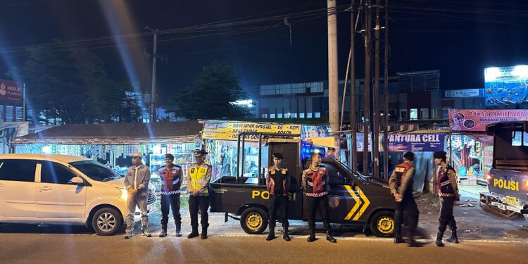 Cegah kriminalisasi, Petugas Kepolisian Resor Kota (Polresta) Cirebon menggelar patroli sahur bersama warga