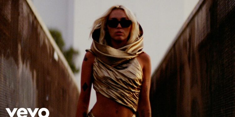 Video Musik ‘Flowers’ Miley Cyrus Capai Miliaran Penonton di YouTube