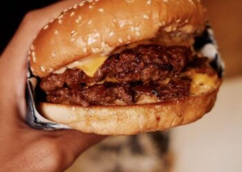 Akibat Makan Burger 3,2 Kg, Pria di Singapura Dilarikan ke UGD dengan Perut Membengkak