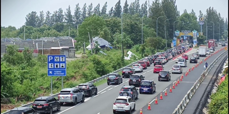 Antrian Panjang Rest Area Hingga Dalam Tol, Polisi Himbau Istrahat Rest Area 30 Menit