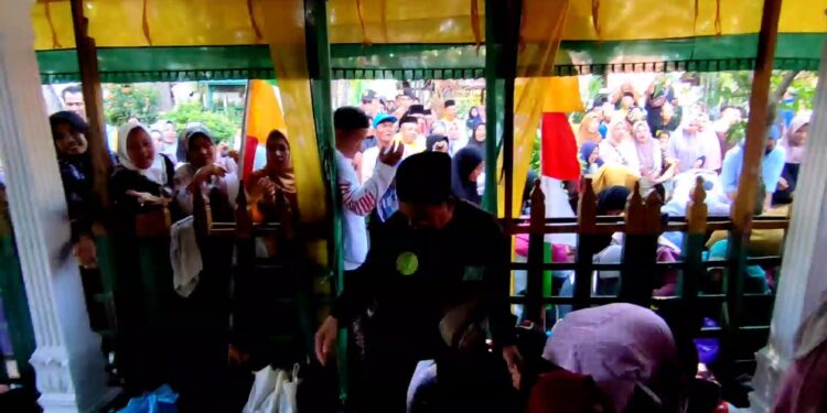 Tradisi Grebek Syawal Keraton Kanoman, Warga Berebut Makanan Dan Koin Jimat