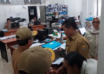 Sidak Hari Pertama ASN Kerja, Belasan ASN Tidak Masuk Dan Warga Penuhi Disdukcapil Urus Datang Pindah Pasca Lebaran