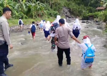 Tak Ada Jembatan Penghubung, Warga Sebrangi Sungai Untuk Beraktifitas