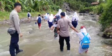 Tak Ada Jembatan Penghubung, Warga Sebrangi Sungai Untuk Beraktifitas