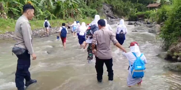 Tak Ada Jembatan Penghubung, Warga Sebrangi Sungai Untuk Beraktifitas