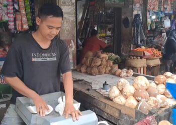 Harga Kelapa Naik Pedagang Kelapa Dan Kue Menjerit