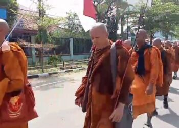 Puluhan Biksu Yang Mengikuti Ritual Thudong Atau Berjalan Kaki Dari Thailand Menuju Candi Borobudur Tiba Cirebon