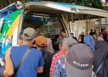Ratusan Warga Antri Padati Mobil Samsat Keliling, Untuk Perpanjang Pajak