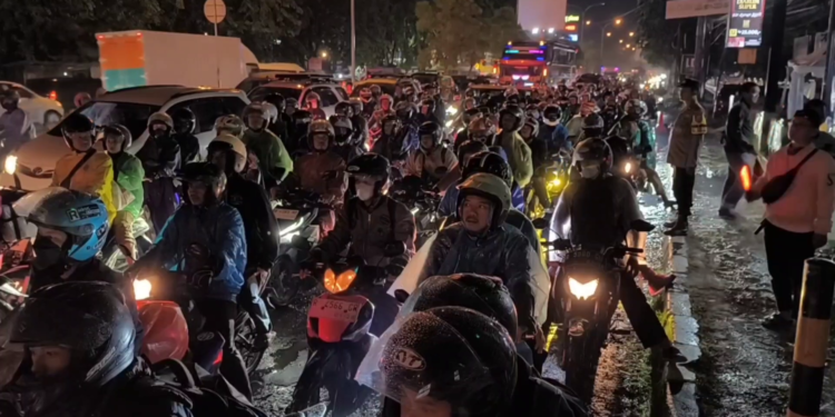 Puncak Arus Balik, Pemudik Motor Merayap Di Jalur Arteri Cirebon